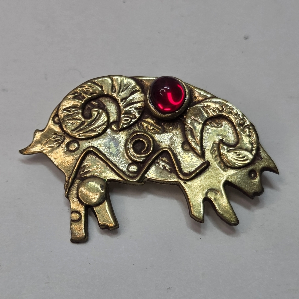 deborah roberts brass gold pig sow brooch pin cabachone red glass stone unmarked